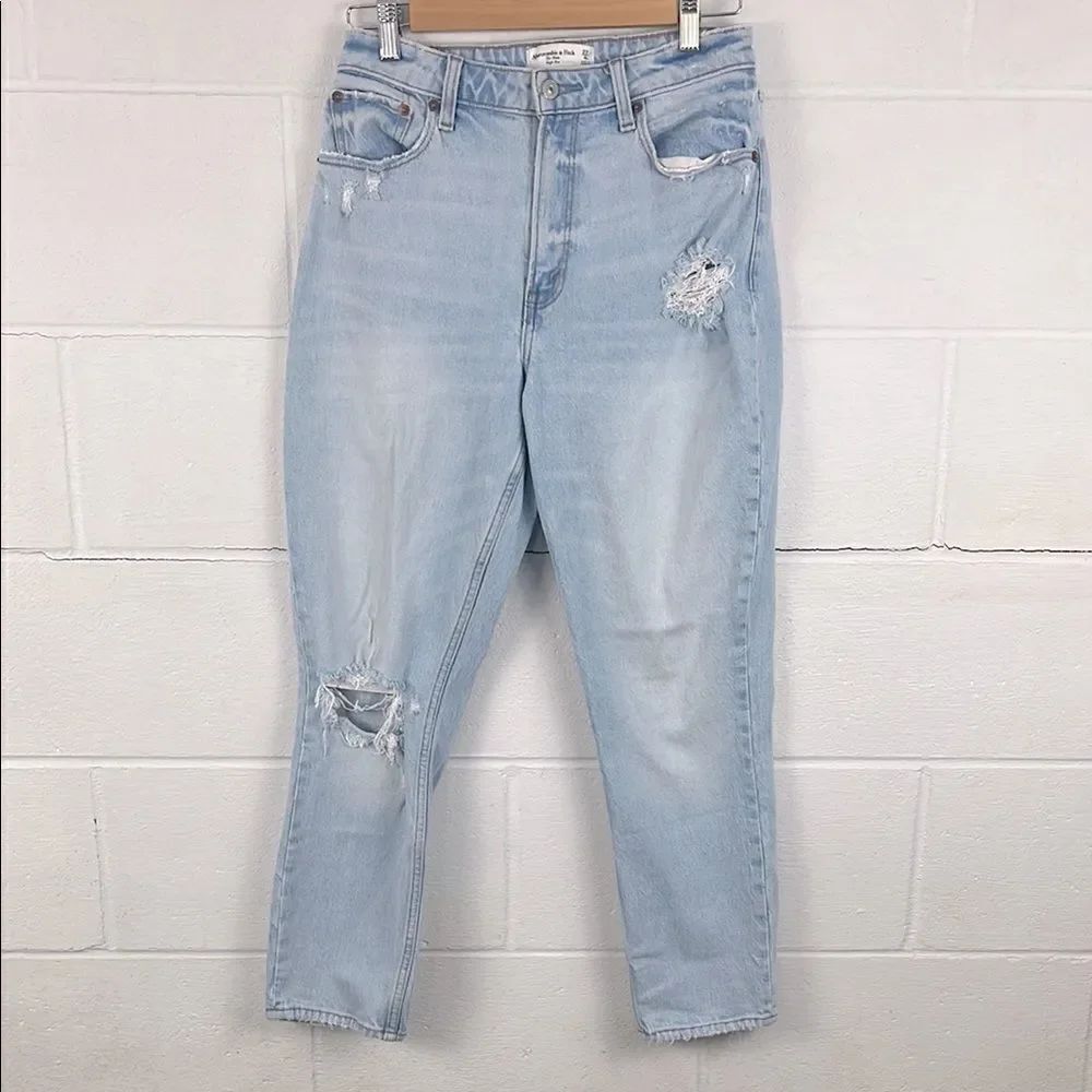 Abercrombie & Fitch womenโs the mom high rise lightโwash jean